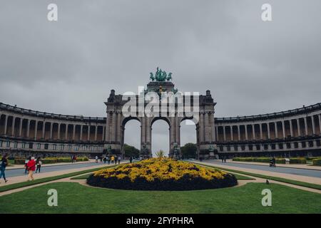 Bruxelles, Belgio - 17 agosto 2019: Vista del Cinquantenaire monumentale triplo arco nel Parc du Cinquantenaire, 19 ° secolo parco cittadino a Bruxelles che Foto Stock