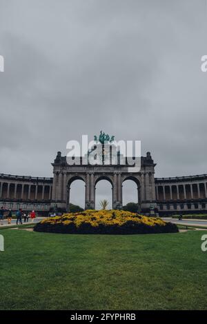 Bruxelles, Belgio - 17 agosto 2019: Vista del Cinquantenaire monumentale triplo arco nel Parc du Cinquantenaire, 19 ° secolo parco cittadino a Bruxelles che Foto Stock