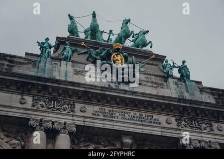 Bruxelles, Belgio - 17 agosto 2019: Primo piano dei dettagli sull'Arco di Trionfo nel Parc du Cinquantenaire, parco del XIX secolo a Bruxelles che ospita ar Foto Stock