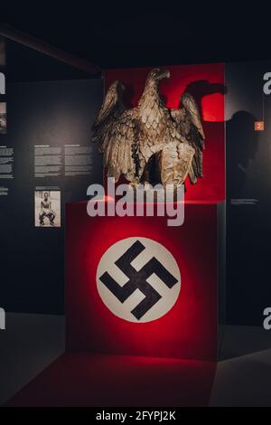 Bruxelles, Belgio - 17 agosto 2019: Statua e simbolo all'ingresso della Guerra, occupazione e Liberazione Nuova collezione permanente il Museo reale di Foto Stock