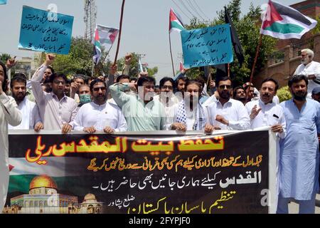 I membri del Tanzeem-e-Pasban Pakistan stanno organizzando una manifestazione di protesta contro gli attacchi israeliani alla striscia di Gaza e a Gerusalemme Est e il sostegno dei palestinesi, presso il club stampa di Peshawar sabato 29 maggio 2021. Foto Stock