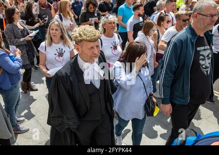 Westminster, Londra, Regno Unito. 29 maggio 2021. Migliaia di manifestanti di no-vaccinazioni scendono per le strade nel centro di Londra chiedendo al governo di allentare le regole sulla vaccinazione Covid, indossare maschere, viaggiare e prendere le distanze sociali tra gli altri. Slogan e plackards dicendo Covid è un Hoax, No ai passaporti di vaccino, Uniti per la libertà. Foto Stock
