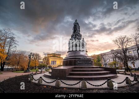 San Pietroburgo, Russia. Il Monumento a Catherine la Grande II davanti al Teatro Alexandrinsky o al Teatro drammatico dell'Accademia Russa Pushkin Foto Stock