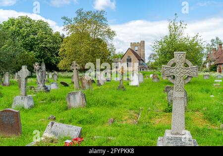 HEADCORN, UK - 26 MAGGIO 2021: Vecchio cimitero alla chiesa di San Pietro e San Paolo, grado i ha elencato la chiesa parrocchiale a Headcorn, Kent Foto Stock