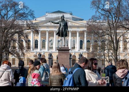 San Pietroburgo, Russia – 9 maggio 2021: Persone sulla Piazza delle Arti vicino alla scultura Alexander Pushkin. Sullo sfondo si trova il Museo di Stato Russo Foto Stock