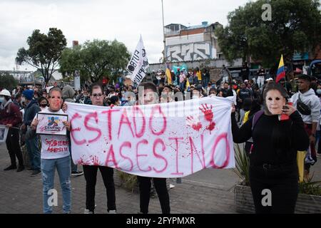 I manifestanti indossano maschere facciali del Presidente Iván Duque, del Vice Presidente Martha Lucía Ramírez, del Ministro della Difesa Diego Molano e dell'ex Ministro delle Finanze Alberto Carrasquilla, mentre portano in mano un segno che recita: "Stato moderno". In un nuovo giorno di proteste a Bogotá nel contesto della commemorazione di un mese dell'inizio dello sciopero nazionale in Colombia contro il governo di Ivan Duque, il 28 marzo 2021. Foto Stock