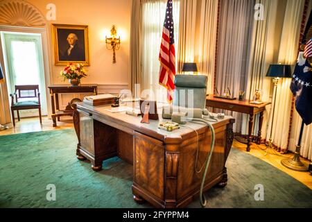 Replica dell'Ufficio ovale e del Resolute Desk nella Biblioteca e Museo Lyndon Baines Johnson, conosciuta anche come la Biblioteca Presidenziale LBJ Foto Stock