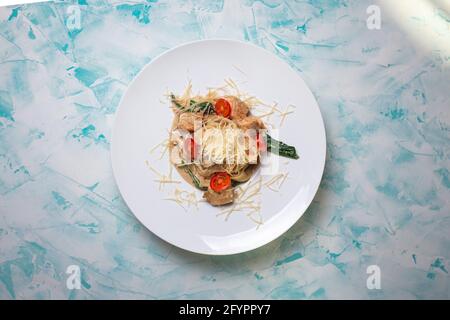 Pasta con formaggi stagionati e carne con vino nel sfondo Foto Stock