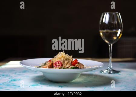 Pasta con formaggi stagionati e carne con vino nel sfondo Foto Stock