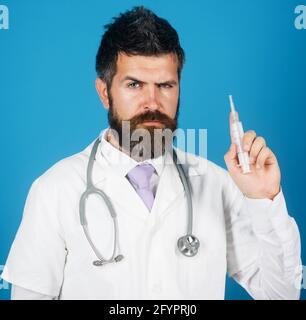 Medico in abito medico con siringa pronta per l'iniezione. Vaccinazione. Concetto di medicina e sanità. Foto Stock