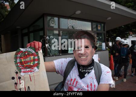 Bogota, Cundinamarca, Colombia. 28 maggio 2021. Il protetore indossa maschere del Ministro della Difesa Diego Molano mentre tiene un segno che dice: ''né dio né paese, sangue e pallottola.'' in una nuova giornata di proteste a BogotÃ¡ nel quadro della commemorazione di un mese dell'inizio dello sciopero nazionale in Colombia contro il governo di IvÃ¡n Duque, il 28 marzo 2021. Credit: Daniel Romero/LongVisual/ZUMA Wire/Alamy Live News Foto Stock