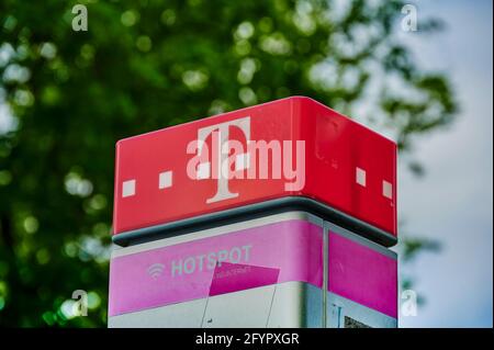 Berlino, Germania - 27 maggio 2021: Vista della parte superiore di un telefono pubblico a pagamento della Deutsche Telekom con riferimento ad un hotspot Internet. Foto Stock