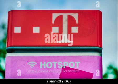 Berlino, Germania - 27 maggio 2021: Vista della parte superiore di un telefono pubblico a pagamento della Deutsche Telekom con riferimento ad un hotspot Internet. Foto Stock