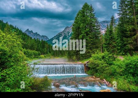 Fischleinbach, un torrente nelle Dolomiti di Sesto in Alto Adige in Italia. Foto Stock