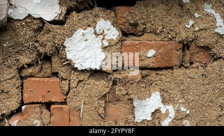Struttura di un antico muro fatto di paglia di argilla e mattoni. Foto Stock