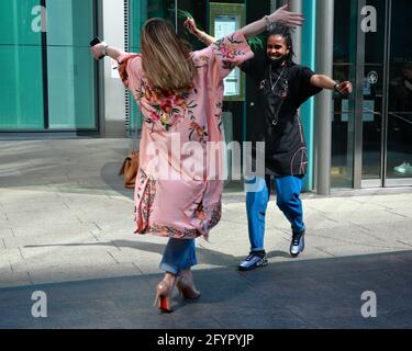 Londra (UK), 29 maggio 2021: Persone enormi in via Canary Wharf.hugs permesso di nuovo in Inghilterra dal 17 maggio dopo le restrizioni di blocco ha cominciato a facilitare. Foto Stock
