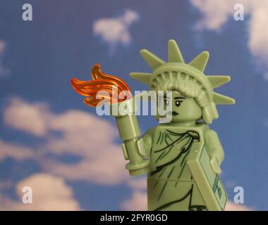 NEW YORK, STATI UNITI - 20 maggio 2020: La Statua della libertà rappresentata con figure Lego Foto Stock