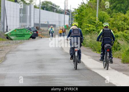 Lipsia, Sassonia, Germania, 05.28.2021 poliziotti pattugliano in bicicletta Foto Stock