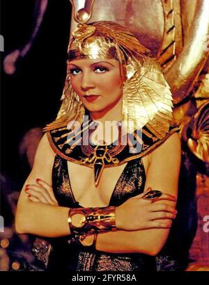 CLAUDETTE COLBERT (1903-1996) scenografia americana e attrice cinematografica Iin The Paramount Pictures film 'Cleopatra' del 1934 Foto Stock