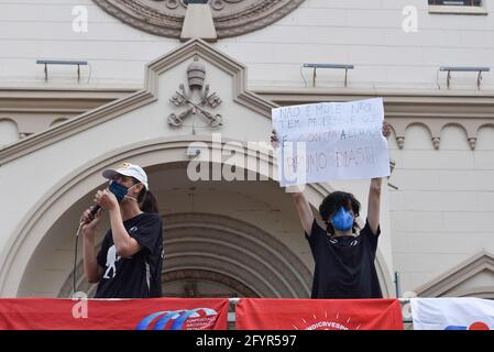 Pouso Alegre, Brasile. 29 maggio 2021. Relatori durante la manifestazione di Fora Bolsonaro tenutasi nel centro della città di Pouso Alegre/MG questo Sabato (29). Credit: Lucas Barbosa/FotoArena/Alamy Live News Foto Stock