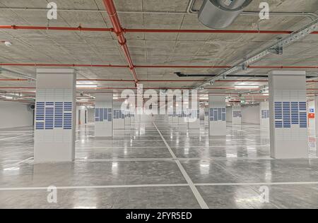 Poljana garage pubblico sotterraneo interno nel centro storico di Sibenik Foto Stock