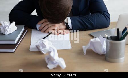 Stanco lavoro eccessivo dipendente in ufficio che dormiva sul posto di lavoro Foto Stock