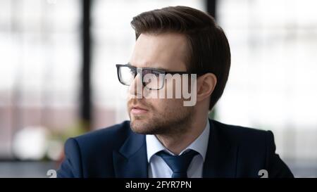 Uomo d'affari pensivo perso nei pensieri, pensando a problemi di lavoro Foto Stock