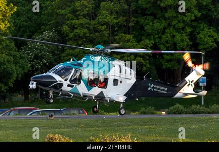 Surrey Sussex e Kent Air Ambulance partono dall'Eastbourne General Hospital. Foto Stock