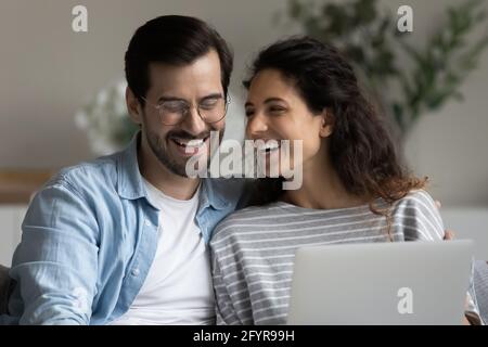 Sorridente coppia multietnica divertirsi utilizzando il computer Foto Stock