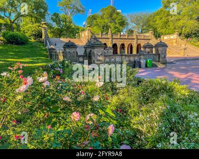 Bethesda Terrace e Fontana sono due elementi architettonici che si affaccia sul lago in New York City Central Park. Foto Stock