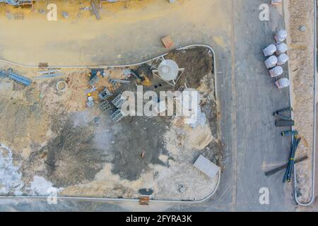 Vista aerea sul nuovo edificio di appartamenti in materiale di costruzione cantiere Foto Stock