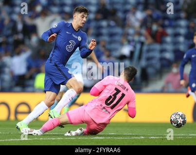 PORTO, PORTOGALLO - 29 MAGGIO: Kai Havertz di Chelsea si aggira intorno al portiere di Manchester City Ederson per segnare l'unico gol della partita durante la finale della UEFA Champions League tra Manchester City e Chelsea FC all'Estadio do Dragao il 29 maggio 2021 a Porto, Portogallo. (Foto di MB Media) Foto Stock