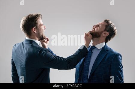 uomini d'affari che lottano e punzonano. capo e dipendente hanno conflitti. uomini convenuti partner. Foto Stock