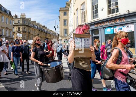 Bath, Somerset, Regno Unito. 29 maggio 2021. Uccidere il disegno di legge manifestanti che portano cartelli anti governo e segni sono raffigurati come prendere parte a una uccisione il disegno di legge protesta marcia attraverso il centro di Bath. I manifestanti sono scesi in piazza per dimostrare la legge di polizia, criminalità, condanna e giustizia che il governo britannico intende mettere in vigore. Il disegno di legge include importanti proposte governative sulla criminalità e la giustizia in Inghilterra e Galles. Credit: Lynchpics/Alamy Live News Foto Stock