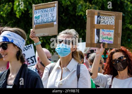 Bath, Somerset, Regno Unito. 29 maggio 2021. Uccidere il disegno di legge manifestanti che portano cartelli anti governo e segni sono raffigurati come prendere parte a una uccisione il disegno di legge protesta marcia attraverso il centro di Bath. I manifestanti sono scesi in piazza per dimostrare la legge di polizia, criminalità, condanna e giustizia che il governo britannico intende mettere in vigore. Il disegno di legge include importanti proposte governative sulla criminalità e la giustizia in Inghilterra e Galles. Credit: Lynchpics/Alamy Live News Foto Stock