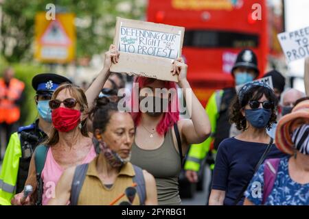 Bath, Somerset, Regno Unito. 29 maggio 2021. Uccidere il disegno di legge manifestanti che portano cartelli anti governo e segni sono raffigurati come prendere parte a una uccisione il disegno di legge protesta marcia attraverso il centro di Bath. I manifestanti sono scesi in piazza per dimostrare la legge di polizia, criminalità, condanna e giustizia che il governo britannico intende mettere in vigore. Il disegno di legge include importanti proposte governative sulla criminalità e la giustizia in Inghilterra e Galles. Credit: Lynchpics/Alamy Live News Foto Stock