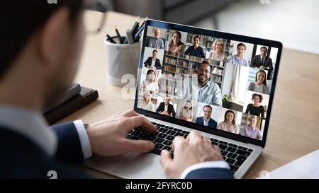 Uomo d'affari che parla con il team di colleghi in videoconferenza online Foto Stock
