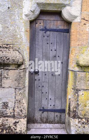 Piccola porta laterale antica o porta della chiesa di St. Edward`s, Stow-on-the-Wold, Gloucestershire, Inghilterra, Gran Bretagna, REGNO UNITO Foto Stock