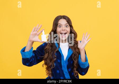 provi questo. il rimedio migliore contro il naso che cola. libera il vostro naso stuffy. covid 19. la ragazza usa le gocce nasali. Foto Stock