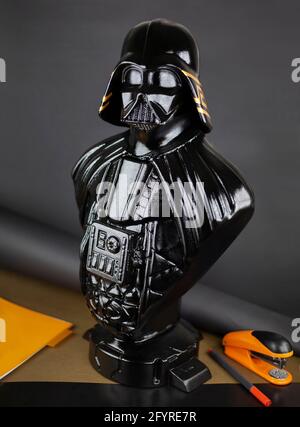 Star Wars Movie Hero Darth Vader statua nera Foto Stock