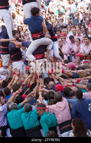 Tarragona, Spagna, 19 settembre 2019 - i Castelli rivali costruiscono la torre umana comune Foto Stock