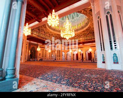 L'imponente e grande cupola del maine ha tappezzato gli interni della Grande Moschea del Sultano Qaboos a Mascate, Oman. Foto Stock