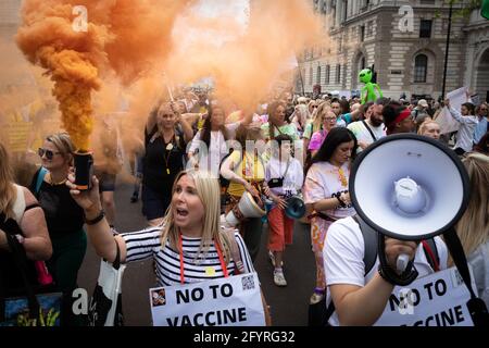 Manchester, Regno Unito. 29 maggio 2021. I manifestanti attraversano la città durante una protesta anti-blocco. Il numero di persone che partecipano alle proteste è aumentato di mese in mese dall'introduzione delle restrizioni COVID-19. Credit: Andy Barton/Alamy Live News Foto Stock