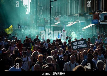 Manchester, Regno Unito. 29 maggio 2021. La gente si prepara a marciare in vista di una protesta anti-blocco. Il numero di persone che partecipano alle proteste è aumentato di mese in mese dall'introduzione delle restrizioni COVID-19. Credit: Andy Barton/Alamy Live News Foto Stock