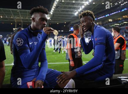 Porto, Portogallo, 29 maggio 2021. Callum Hudson-Odoi di Chelsea e Tammy Abraham di Chelsea con le loro medaglie vincitrici durante la partita della UEFA Champions League all'Estadio do Dragao di Porto. L'immagine di credito dovrebbe essere: David Klein / Sportimage Foto Stock