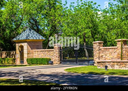 Porta di uscita in metallo con Gatehouse Walk Thru Foto Stock