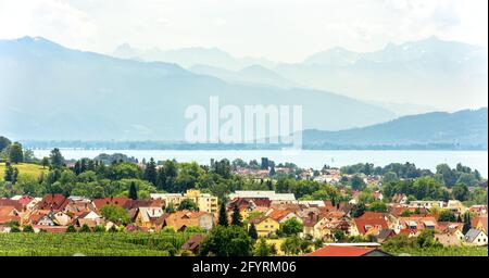 Paesaggio con Bodensee o lago di Costanza, Baviera, Germania. Panorama di piccola città che domina le Alpi svizzere in estate. Vista panoramica del villaggio tedesco An Foto Stock