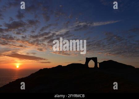 Gronez Castello, Jersey, Regno Unito 14 ° secolo rovina costiera con tramonto primavera. Foto Stock