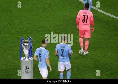 Porto, Portogallo, 29 maggio 2021. John Stones, Kyle Walker e Ederson of Manchester City passano accanto al trofeo durante la partita della UEFA Champions League all'Estadio do Dragao di Porto. L'immagine di credito dovrebbe essere: David Klein / Sportimage Foto Stock