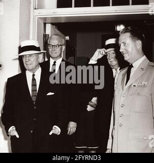 Il generale Douglas MacArthur parte dalla Casa Bianca dopo un incontro con il presidente John F. Kennedy. Da sinistra a destra: General MacArthur; Representative L. Mendel Rivers (Carolina del Sud); Aide al General MacArthur, General Courtney Whitney; Military Aide al President, General Chester V. Clifton. West Wing Entrance, White House, Washington, D.C. 16 agosto 1962 incontro con il Generale Douglas MacArthur, 10:50. Foto Stock